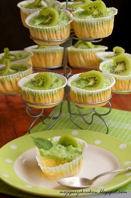 Mini serniczki brzoskwiniowo-cytrynowe z adwokatem i kiwi curd