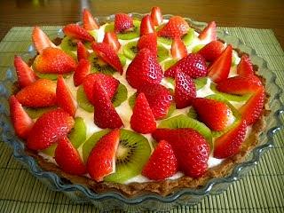 Tarta z mascarpone, truskawkami i kiwi