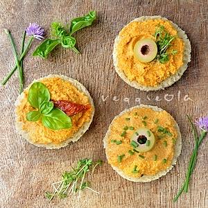 Wegańska pasta marchewkowa i kanapki do pracy