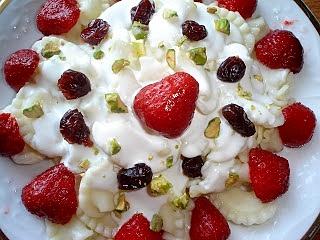 Aromatyczny makaron z truskawkami i śmietaną