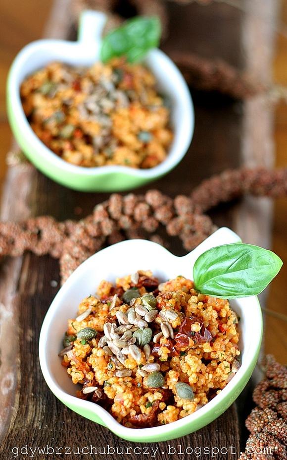 Kasza jaglana z suszonymi pomidorami i pastą paprykową