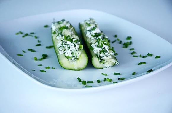 Tzatziki z miętą i bazylią – lekka grecka przekąska na grillowe lato