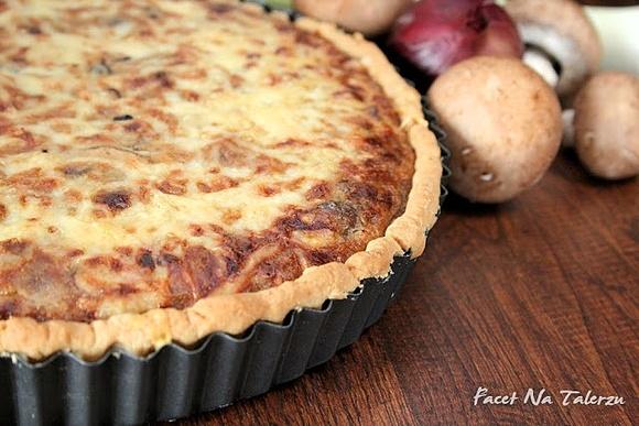 Quiche z pieczarkami, porem i karmelizowaną cebulą