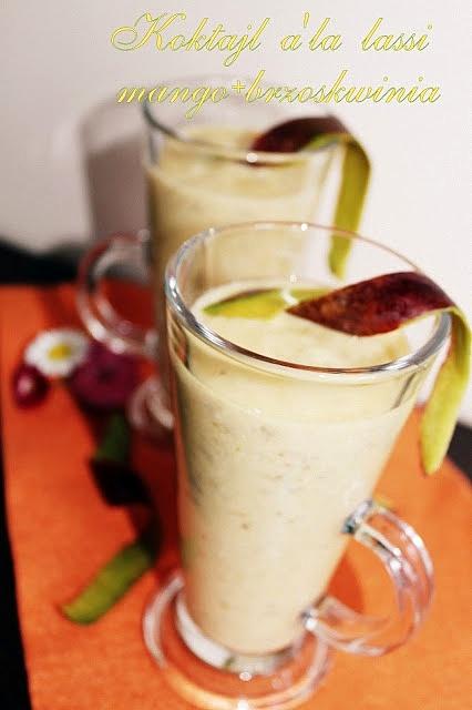 Koktajl a'la lassi z mango jogurtem brzoskwiniami i otrębami