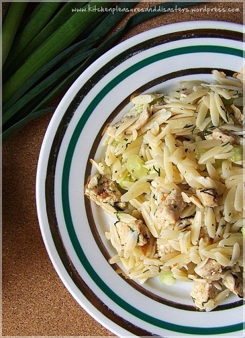 Makaron orzo w sałatce z kurczakiem i ogórkiem