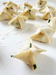 Pierogi w szczypiorkowym cieście z soczewicą i grzybami