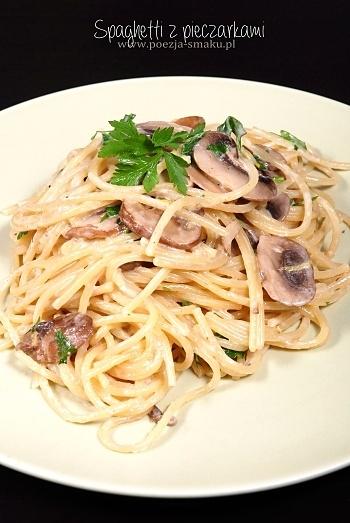 Spaghetti z pieczarkami włoskie danie makaronowe z parmezanem