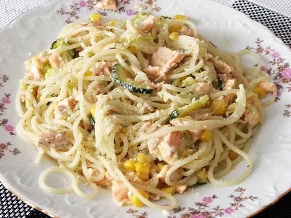 Spaghetti z łososiem w sosie serowo-śmietanowym