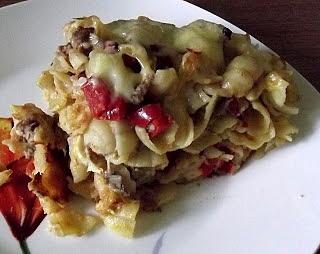 Zapiekanka z makaronu muszelki i mięsa mielonego
