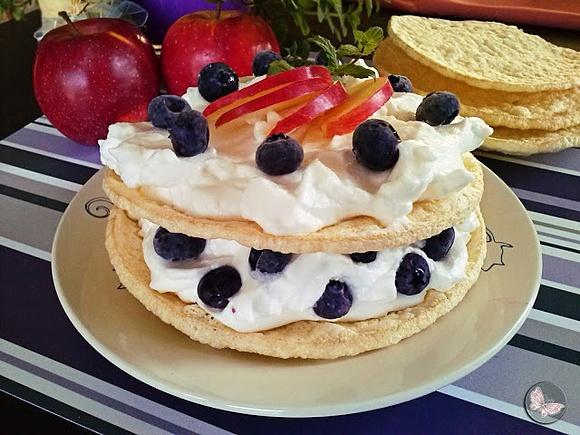 Błyskawiczny lekki torcik z jagodami Crunchella