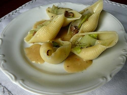 Conchiglioni nadziewane porem i pieczarkami