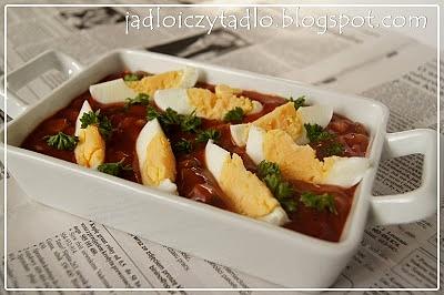 Jajka w lawie z warzywami i sosem z musztardy ketchupu