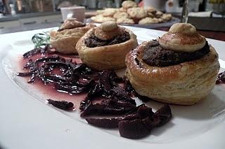 Zapiekanka vol au vent z foie gras i sosem winnym z suszonymi grzybami