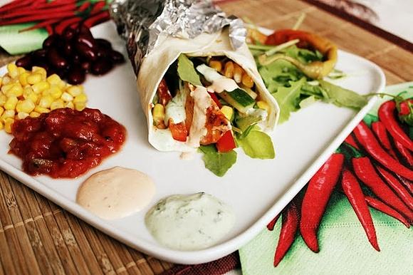 Tortilla z kurczakiem rukolą i warzywami