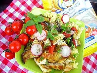Sałatka z grillowanym kurczakiem i bakłażanem