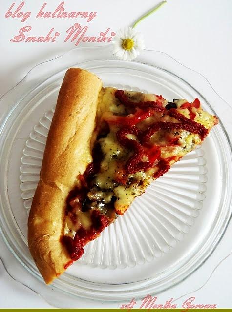 Pizza z pepperoni i pieczarkami