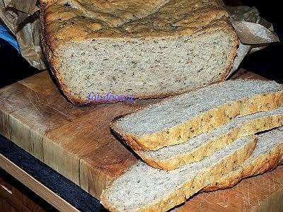 Chleb mieszany z mąki pszennej, żytniej i ryżowej w garnku rzymskim