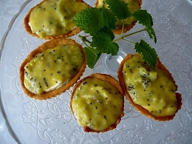 Babeczki z kremem z białej czekolady i kiwi