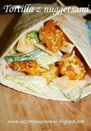 Tortilla z nuggetsami i sałatką z papryki, ogórka i sałaty