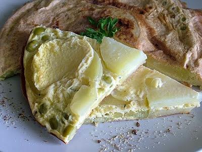 Omlet z ziemniakami i zielonym groszkiem dla dzieci