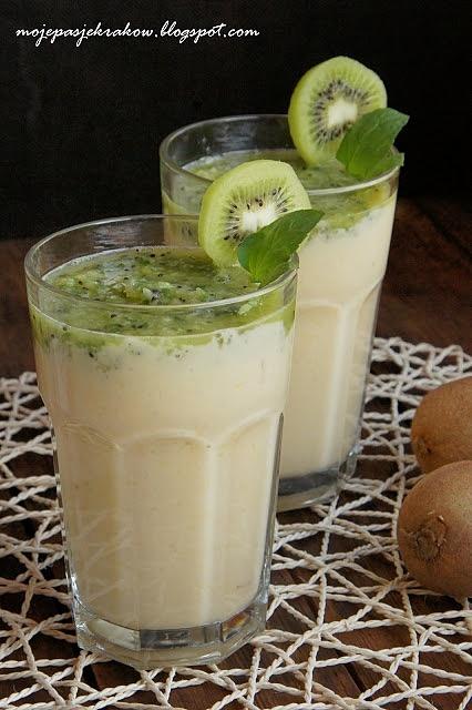 Koktajl owocowy z mango, bananów, kiwi i mięty