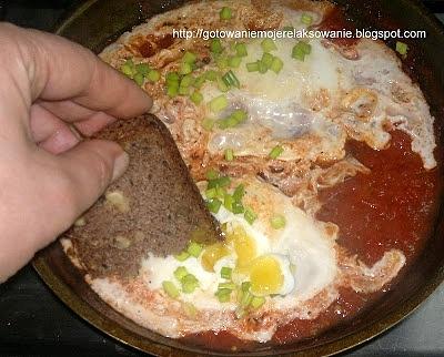 Jajka w pomidorach
