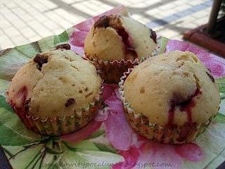 Muffinki z malinami i czekoladą