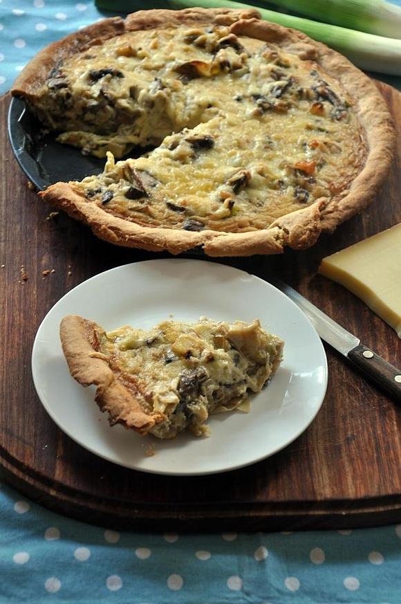 Quiche z porem, pieczarkami i serem Gruyère