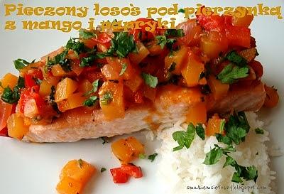 Pieczony łosoś z ciepłą salsą mango i papryki