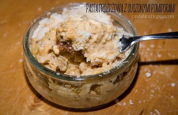 Pasta drożdżowa z suszonymi pomidorami