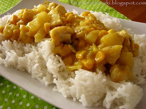 Kurczak z ryżem ananasem kukurydzą i curry