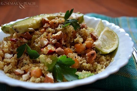 Orzeźwiająca quinoa z awokado, cieciorką i chilli