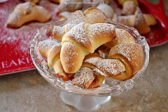 Mini rogaliki drożdżowe z powidłem śliwkowym