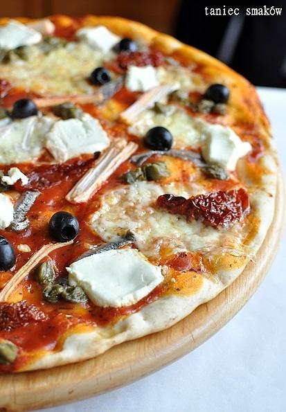 Pizza inspirowana Chorwacją z anchois, feta i mozzarellą