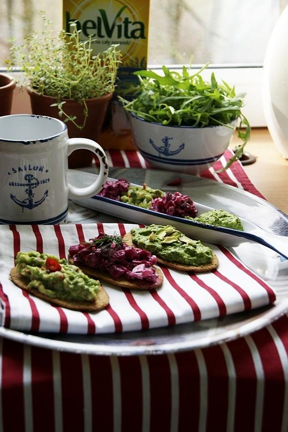 Kanapkowe ciasteczka z pastą buraczano-koperkową guacamole i pesto pistacjowym