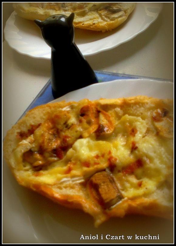 Zapiekanki z pieczarkami i serem Camembert