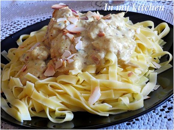 Tagliatelle w sosie curry z kurczakiem i migdałami