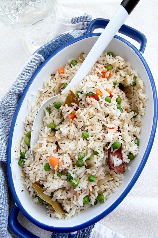 Pilaf z marchewką i groszkiem