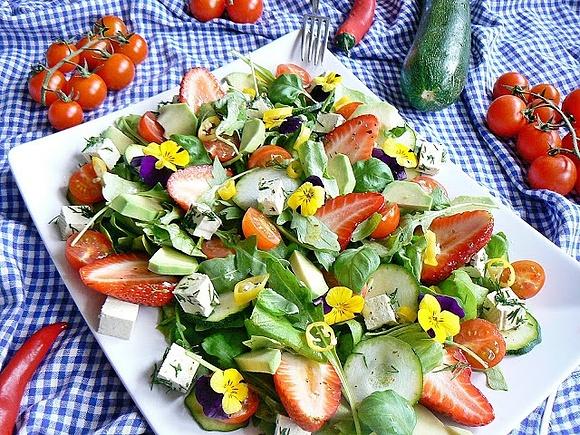 Wiosenna sałatka z tofu, rukolą i truskawkami