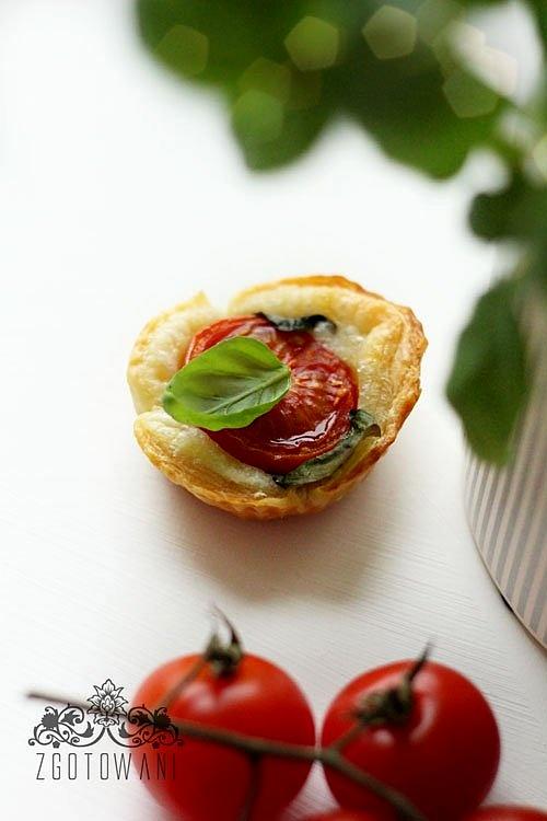 Mini babeczki z ciasta francuskiego z Caprese