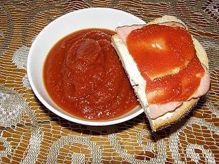 Domowy ketchup z pomidorów i papryczek chili
