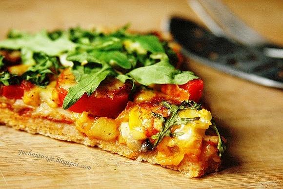 Pizza orkiszowa z rukolą i jajkiem