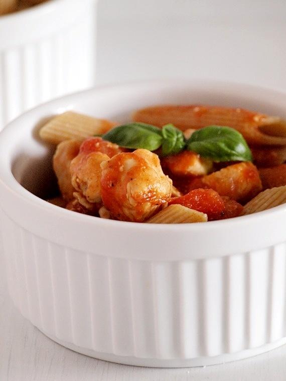 Pełnoziarniste penne z kurczakiem w lekkim sosie pomidorowym