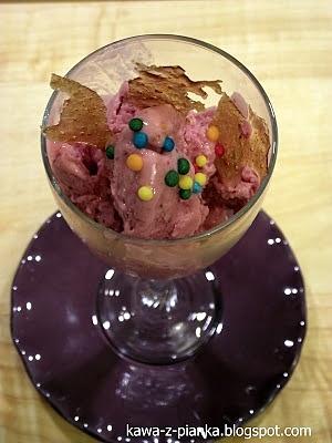 Kremowe lody truskawkowe