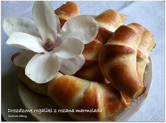 Drożdżowe rogaliki z różaną marmoladą