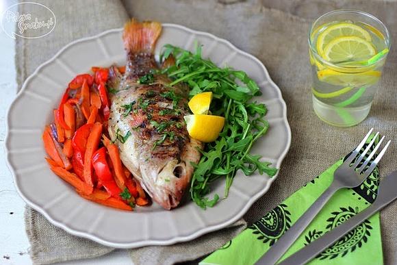 Czerwona tilapia z grilla z czerwonymi warzywami