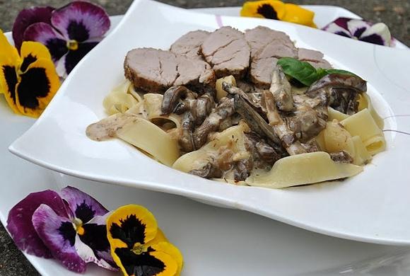 Pappardelle z polędwiczkami wieprzowymi w sosie grzybowo-śmietanowym