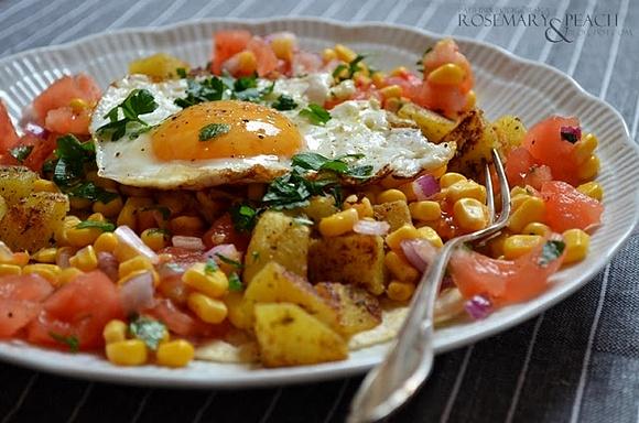 Tortilla z ziemniakami, kukurydzianą salsą i jajkiem sadzonym