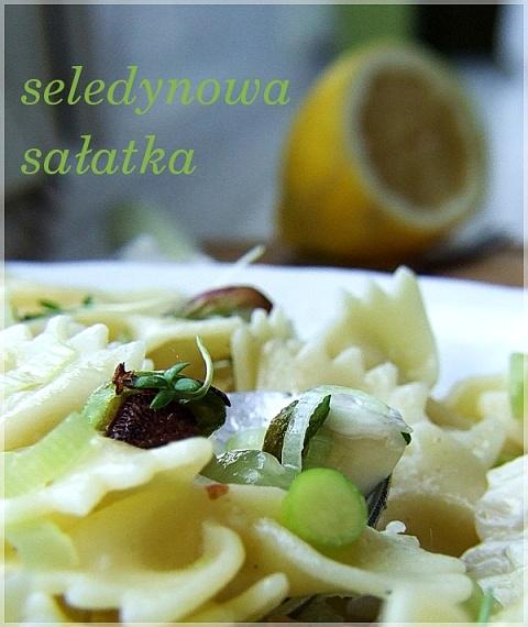 Seledynowa sałatka z serem camembert i pistacjami