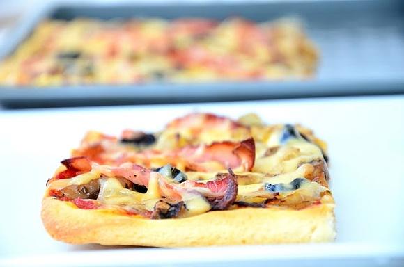 Pizza z szynką i pieczarkami